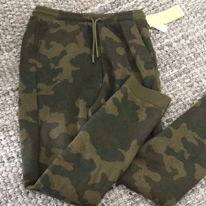Camo Mid-Rise Fleece pants